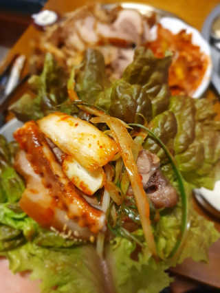 [동네맛집족발] 4개 족발 중 택1 — 5점을 준 리뷰어가 2020년 3월 올린 사용 사진