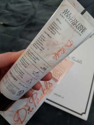 큐어스크립트 닥터폴스 치약 라임만다린향 — 3.67점을 준 리뷰어가 2018년 3월 올린 사용 사진