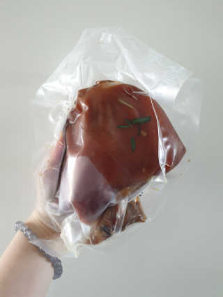 행복먹거리공작소 맥족. 맥주에 빠진 족발 550g + 마늘소스 70g — 5점을 준 리뷰어가 2020년 3월 올린 사용 사진