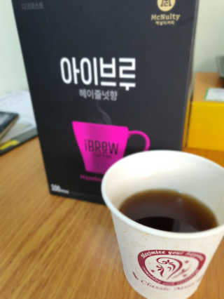한국맥널티 아이브루 헤이즐넛향 100T — 5점을 준 리뷰어가 2019년 10월 올린 사용 사진