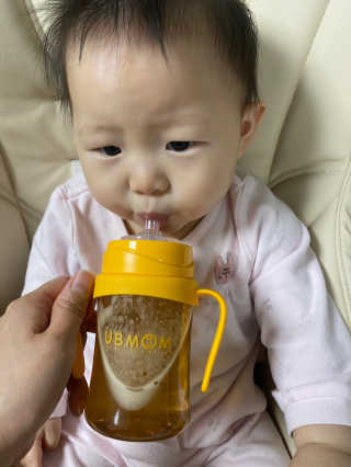 유비맘 샘방지 PPSU 빨대컵_컬러 랜덤 발송 — 5점을 준 리뷰어가 2020년 2월 올린 사용 사진