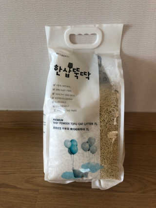 [펫토리아]한삽뚝딱 프리미엄 고양이 두부모래 — 5점을 준 리뷰어가 2019년 8월 올린 사용 사진