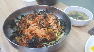 칼국수에끌림 [칼국수에 끌림] 손칼국수+비빔칼국수+왕만두4개 — 5점을 준 리뷰어가 2018년 11월 올린 사용 사진