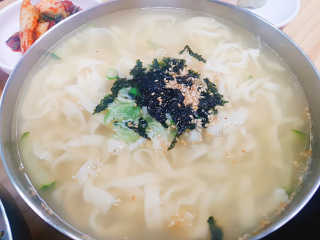 칼국수에끌림 [칼국수에 끌림] 손칼국수+비빔칼국수+왕만두4개 — 5점을 준 리뷰어가 2018년 11월 올린 사용 사진