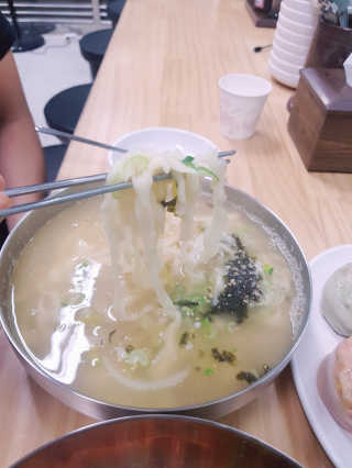 칼국수에끌림 [칼국수에 끌림] 손칼국수+비빔칼국수+왕만두4개 — 5점을 준 리뷰어가 2018년 9월 올린 사용 사진