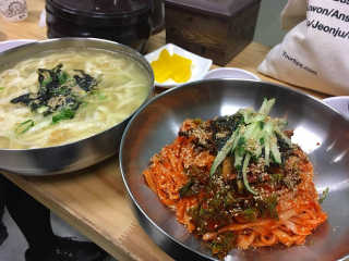 칼국수에끌림 [칼국수에 끌림] 손칼국수+비빔칼국수+왕만두4개 — 5점을 준 리뷰어가 2018년 10월 올린 사용 사진