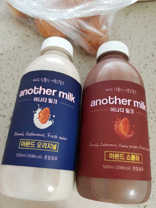 식사대용 아몬드밀크 어나더밀크 500ml X 2병 — 5점을 준 리뷰어가 2018년 9월 올린 사용 사진