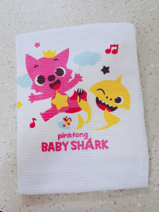 [베이비앤아이] 핑크퐁 아기상어 유아 민소매 상하복 — 5점을 준 리뷰어가 2019년 6월 올린 사용 사진
