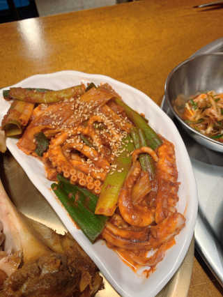 [동네맛집족발] 4개 족발 중 택1 — 5점을 준 리뷰어가 2019년 11월 올린 사용 사진
