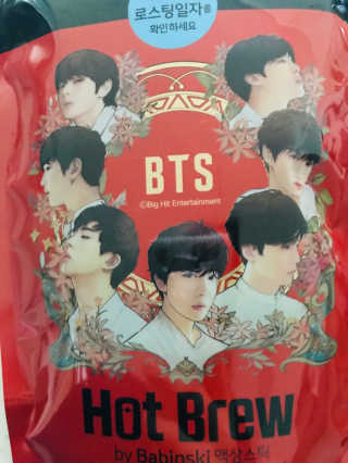 한국야쿠르트 콜드브루, 핫브루 액상스틱 BTS 일러스트 — 5점을 준 리뷰어가 2018년 11월 올린 사용 사진