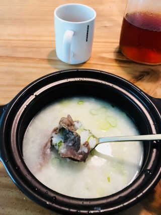 [풀무원] 사골곰탕국밥 황태해장국밥 — 4.83점을 준 리뷰어가 2018년 6월 올린 사용 사진