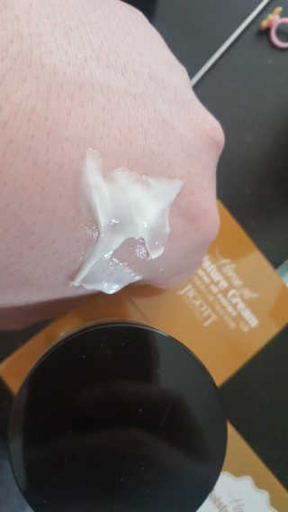 지고트 마유 모이스처 크림 70ml — 3점을 준 리뷰어가 2019년 3월 올린 사용 사진