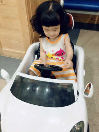 [베이비앤아이] 핑크퐁 아기상어 유아 민소매 상하복 — 5점을 준 리뷰어가 2019년 6월 올린 사용 사진