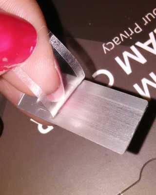 스티글 STEAGLE 검정색과 은색 웹캠 덮개 — 1.67점을 준 리뷰어가 2018년 3월 올린 사용 사진