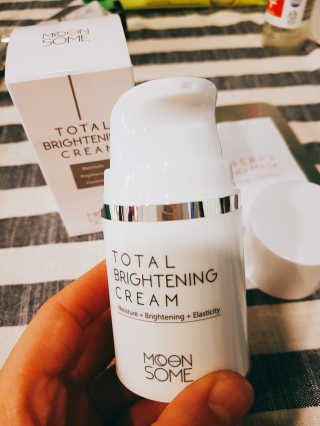 MOONSOME 문썸 토탈 브라이트닝 크림 50ml — 5점을 준 리뷰어가 2019년 3월 올린 사용 사진
