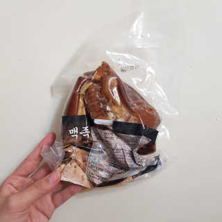 행복먹거리공작소 맥족. 맥주에 빠진 족발 550g + 마늘소스 70g — 4점을 준 리뷰어가 2020년 1월 올린 사용 사진