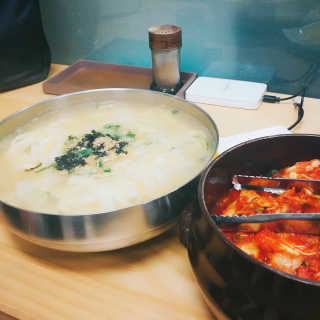 칼국수에끌림 [칼국수에 끌림] 손칼국수+비빔칼국수+왕만두4개 — 5점을 준 리뷰어가 2018년 10월 올린 사용 사진