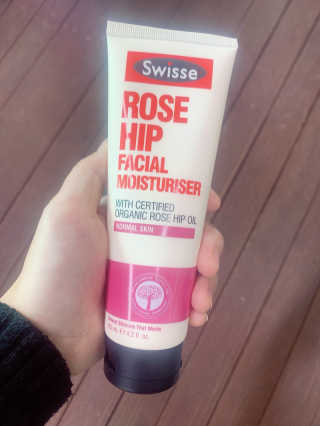 SWISSE 스위스 로즈힙 페이셜 모이스처라이저 로션 — 5점을 준 리뷰어가 2019년 12월 올린 사용 사진