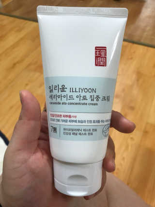 일리윤 세라마이드 아토 집중 크림 — 4.67점을 준 리뷰어가 2017년 9월 올린 사용 사진