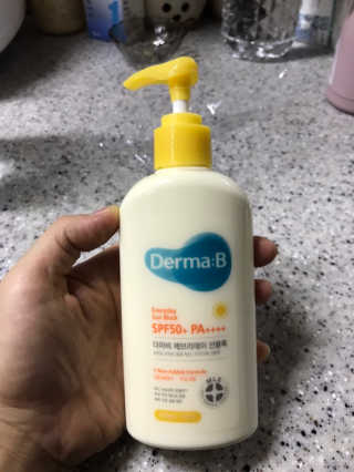 더마비 에브리데이 선블록 SPF50+ PA++++ — 5점을 준 리뷰어가 2019년 4월 올린 사용 사진