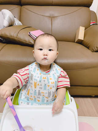 [베이비앤아이] 클린 이유식 방수 턱받이 — 4점을 준 리뷰어가 2019년 7월 올린 사용 사진