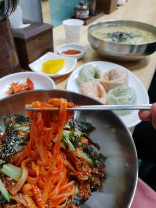 칼국수에끌림 [칼국수에 끌림] 손칼국수+비빔칼국수+왕만두4개 — 5점을 준 리뷰어가 2018년 9월 올린 사용 사진