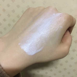 코스메티 블랙티 톤업  화이트 선크림 — 3.17점을 준 리뷰어가 2018년 4월 올린 사용 사진