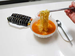 라면 그대로가 제일 맛있는 더엄마라면 — 5점을 준 리뷰어가 2019년 7월 올린 사용 사진