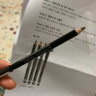 림멜 프로페셔널 아이브로우 펜슬 1+1 — 5점을 준 리뷰어가 2019년 11월 올린 사용 사진