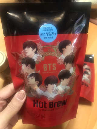 한국야쿠르트 핫브루 콜드브루 BTS 일러스트 — 4.5점을 준 리뷰어가 2018년 10월 올린 사용 사진