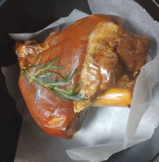 행복먹거리공작소 맥족. 맥주에 빠진 족발 550g + 마늘소스 70g — 5점을 준 리뷰어가 2020년 1월 올린 사용 사진