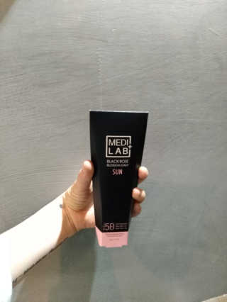 데이셀코스메틱 메디 랩 블랙로즈 블로썸 데일리 선 60g — 4.67점을 준 리뷰어가 2017년 6월 올린 사용 사진