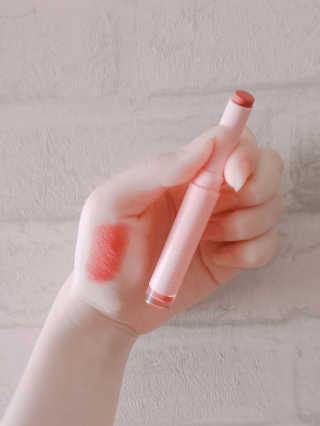 뎁 더 데뷰탕트 립스틱 — 3.33점을 준 리뷰어가 2018년 5월 올린 사용 사진