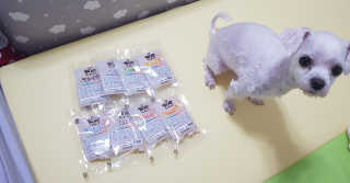 펫츠플레이트 동결건조간식 기호성 테스트 8종 — 4.17점을 준 리뷰어가 2018년 5월 올린 사용 사진