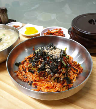 칼국수에끌림 [칼국수에 끌림] 손칼국수+비빔칼국수+왕만두4개 — 4.67점을 준 리뷰어가 2018년 11월 올린 사용 사진