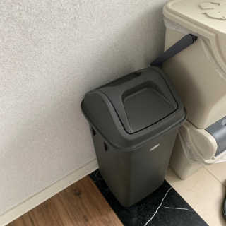 창신리빙 프랑코 퍼블릭 스윙 휴지통 10L, 25L, 35L — 5점을 준 리뷰어가 2019년 9월 올린 사용 사진