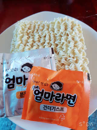 라면 그대로가 제일 맛있는 더엄마라면 — 5점을 준 리뷰어가 2019년 9월 올린 사용 사진