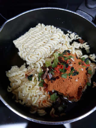 라면 그대로가 제일 맛있는 더엄마라면 — 5점을 준 리뷰어가 2019년 7월 올린 사용 사진