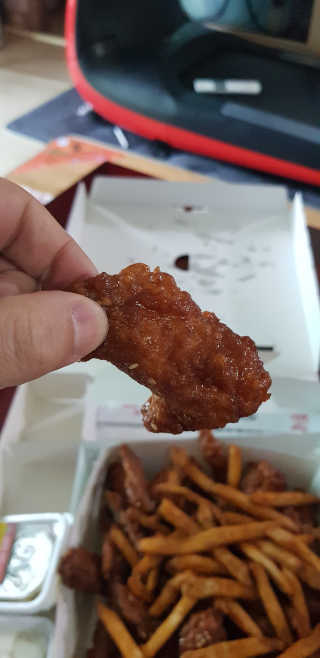 네네치킨 소이크런치윙봉 — 4.5점을 준 리뷰어가 2020년 3월 올린 사용 사진