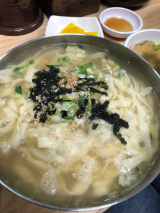 칼국수에끌림 [칼국수에 끌림] 손칼국수+비빔칼국수+왕만두4개 — 5점을 준 리뷰어가 2018년 11월 올린 사용 사진