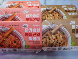 랭킹닭컴 러브잇 닭가슴살 통밀곤약떡볶이 혼합맛 5팩 — 3.5점을 준 리뷰어가 2019년 12월 올린 사용 사진