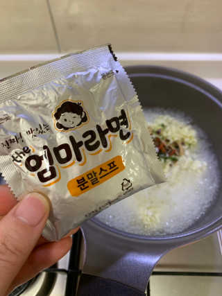 라면 그대로가 제일 맛있는 더엄마라면 — 5점을 준 리뷰어가 2019년 6월 올린 사용 사진