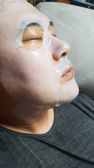아쿠아큐링 아쿠아덤 바이오셀룰로오스 페이스앤넥 마스크팩 10매 — 5점을 준 리뷰어가 2018년 9월 올린 사용 사진