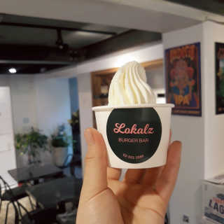 LOKALZ 스파이시버거,치즈버거,감자튀김,치킨윙 — 5점을 준 리뷰어가 2018년 11월 올린 사용 사진
