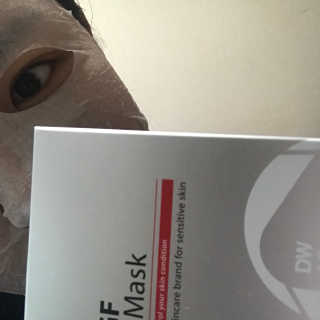 이지듀 피부재생 긴급처방 DW-EGF 마스터 마스크 — 4.83점을 준 리뷰어가 2018년 4월 올린 사용 사진