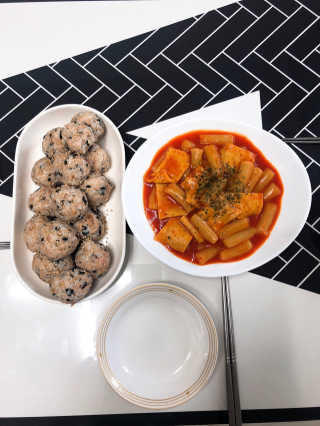 홍대미미네국물떡볶이 [홍대미미네]오리지널 국물 떡볶이4팩 + 라면사리 — 5점을 준 리뷰어가 2019년 4월 올린 사용 사진