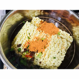 라면 그대로가 제일 맛있는 더엄마라면 — 4.5점을 준 리뷰어가 2019년 7월 올린 사용 사진