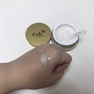 최윤하스텔라 최윤하 만물상 올인원 만능크림 — 3.67점을 준 리뷰어가 2018년 11월 올린 사용 사진