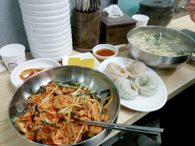 [칼국수에 끌림] 손칼국수+비빔칼국수+왕만두4개 리뷰 사진