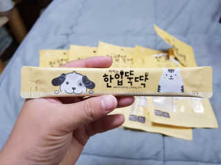 [펫토리아]짜먹는 한입뚝딱 강아지.고양이 마약간식 — 5점을 준 리뷰어가 2019년 8월 올린 사용 사진
